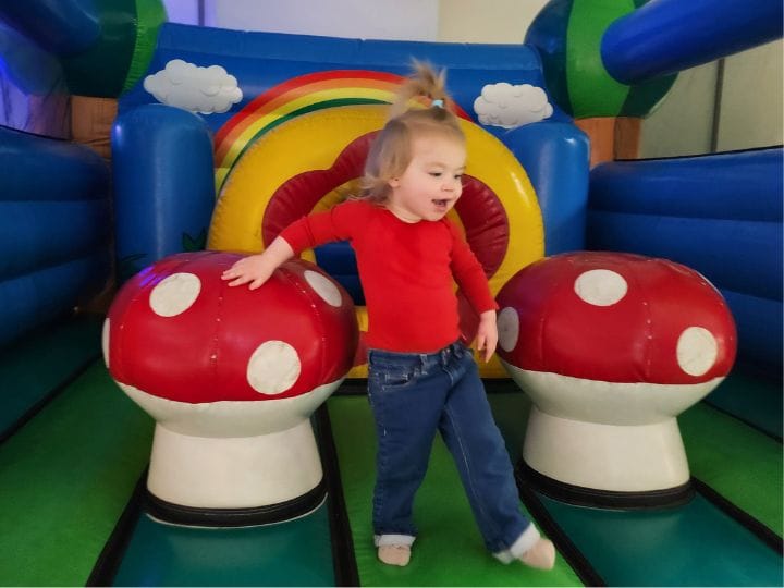 Taapero Pomppulinnaparkissa